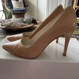 Gorgeous nude leather pumps.